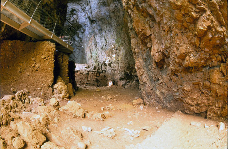 Grotte du Lazaret, sol en cours de fouille