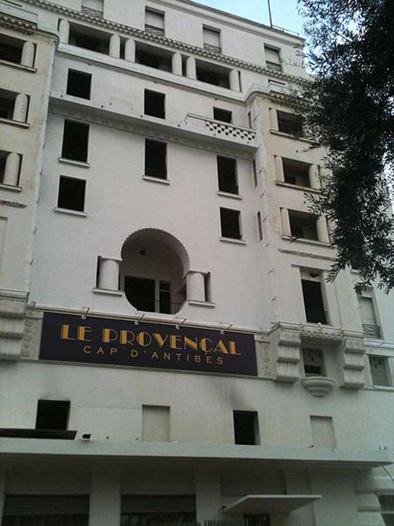 Vue de la façade de l'hôtel "Le Provençal" à Juan-les-Pins
